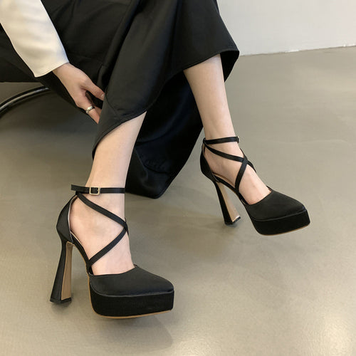 Dame Plateau-Pumps med smagfuldt remdesign og elegant ankelrem Stilla