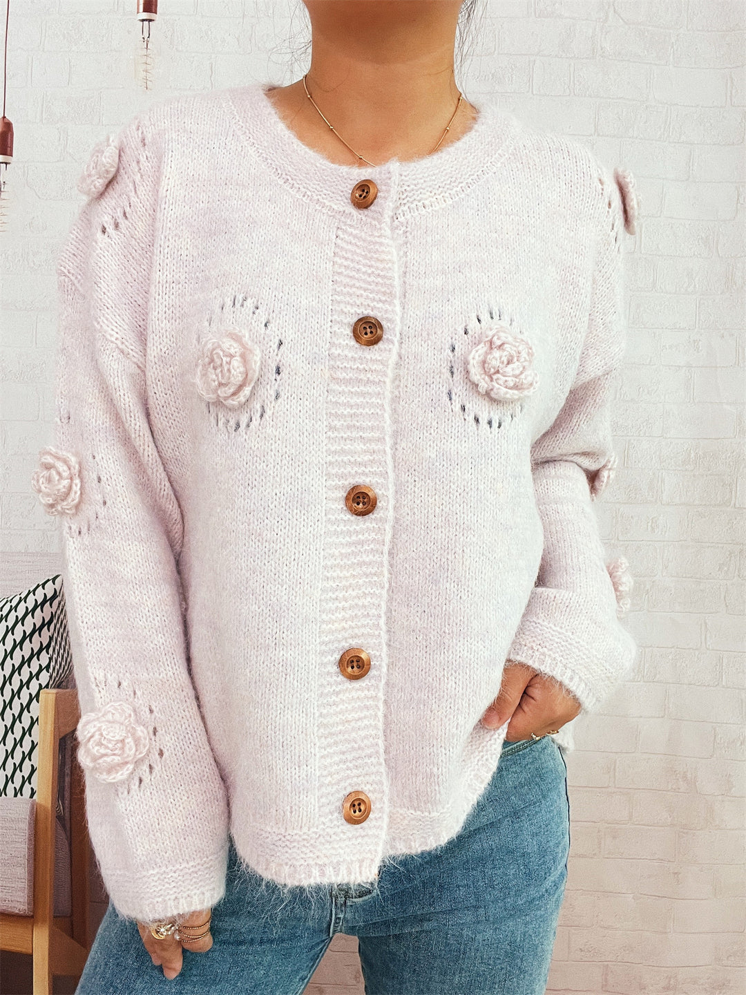 Kvinders hyggelige cardigan med blomsterapplikationer og knaplukning Stilla