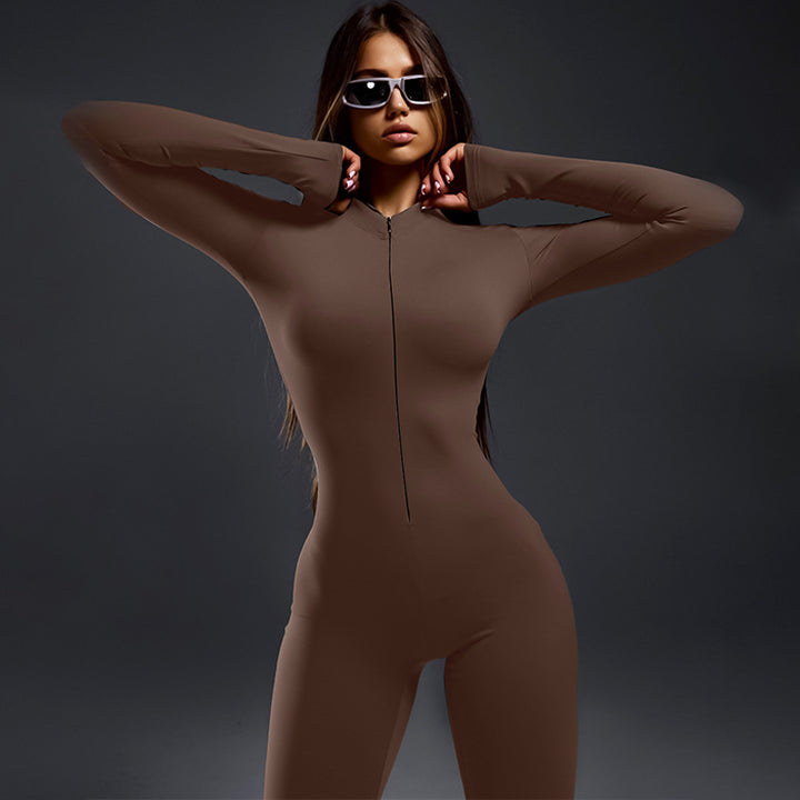 Dame ensartet jumpsuit med elegant lynlåsdetalje og figursyet snit Stilla