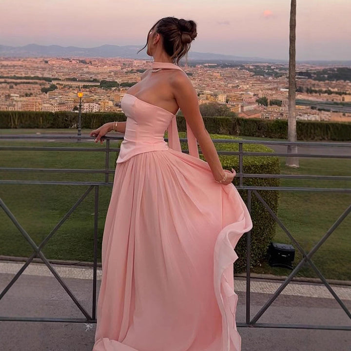 Dame skulderfri aftenkjole i flydende chiffon med elegant split Stilla