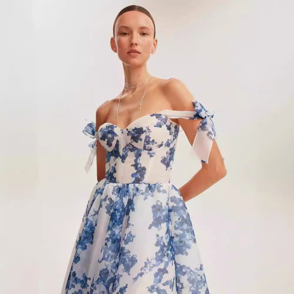 Dame bryllupskjole med off-shoulder design og voluminøse puffærmer. Stilla
