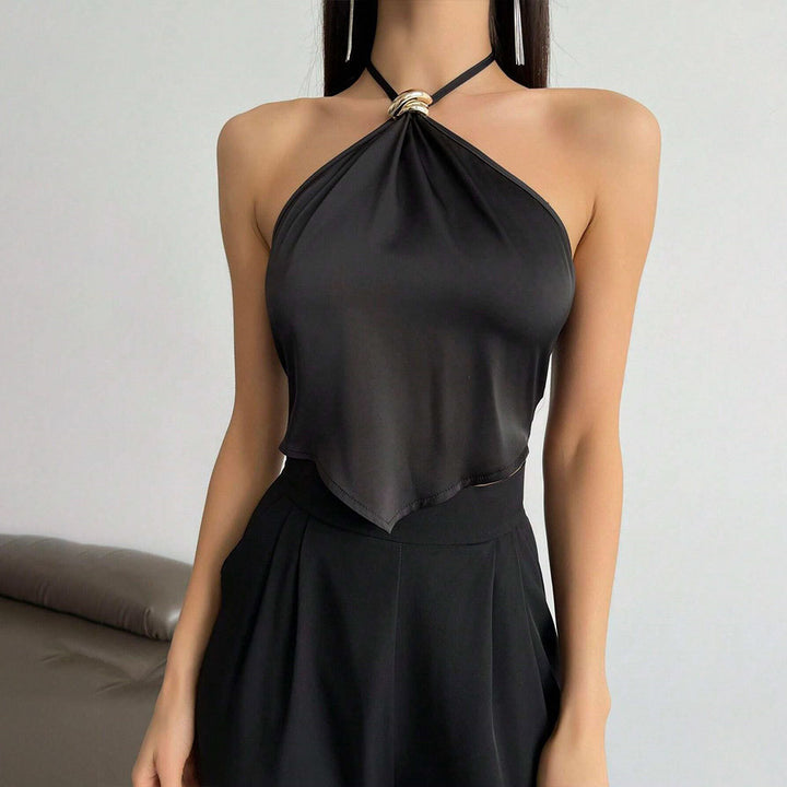 Dames elegant halterneck top med shiny stof og dekorativ knude Stilla