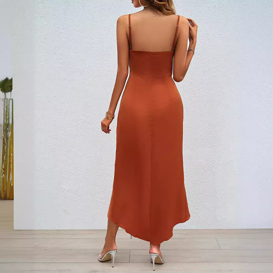Dame midi kjole med sofistikeret overlappende design og justerbare stropper Skovae