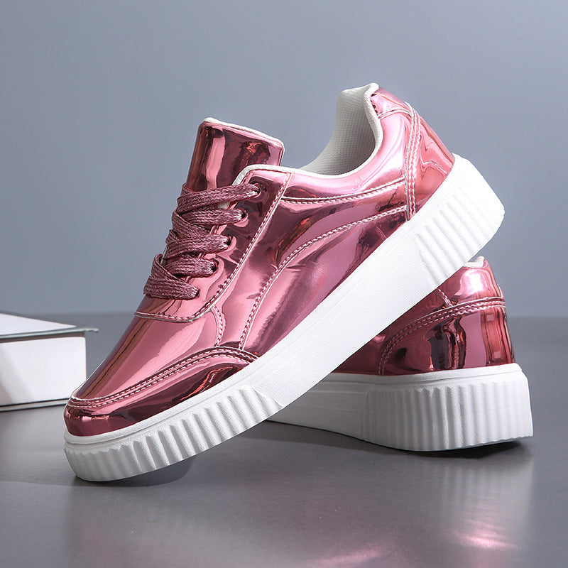 Dame nan lavt skåret sneakers med spejlende lakoverflade, polstret skaft og forhøjet sål med rillemønster Skovae