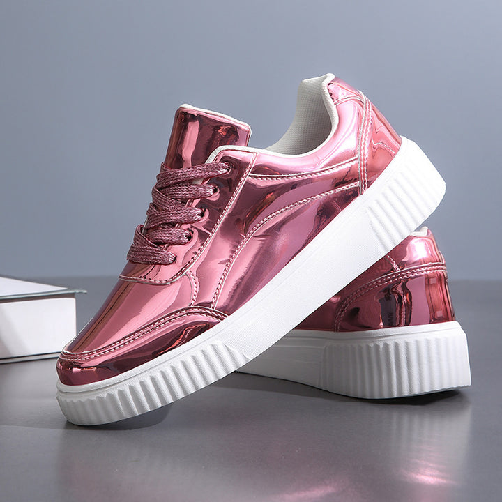 Dame nan lavt skåret sneakers med spejlende lakoverflade, polstret skaft og forhøjet sål med rillemønster Skovae