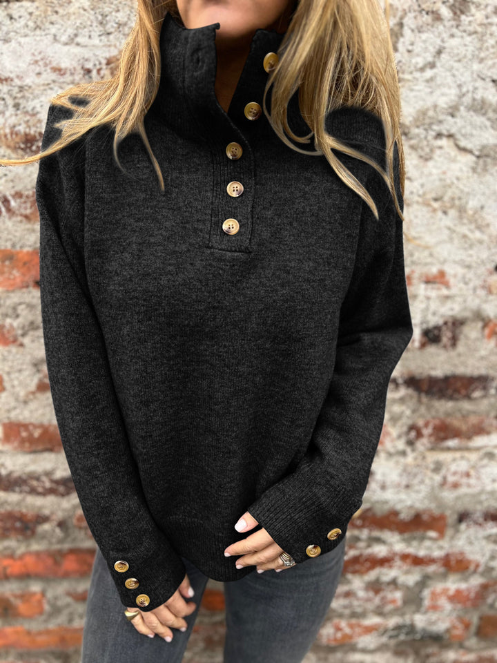 Kvinders hyggelige sweater med høj krave og dekorative knapdetaljer Stilla