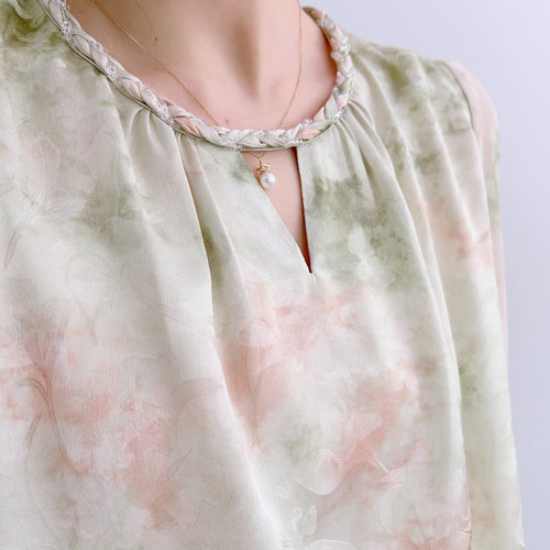 Damebluse med fine flæsedetaljer og blomstret design Stilla