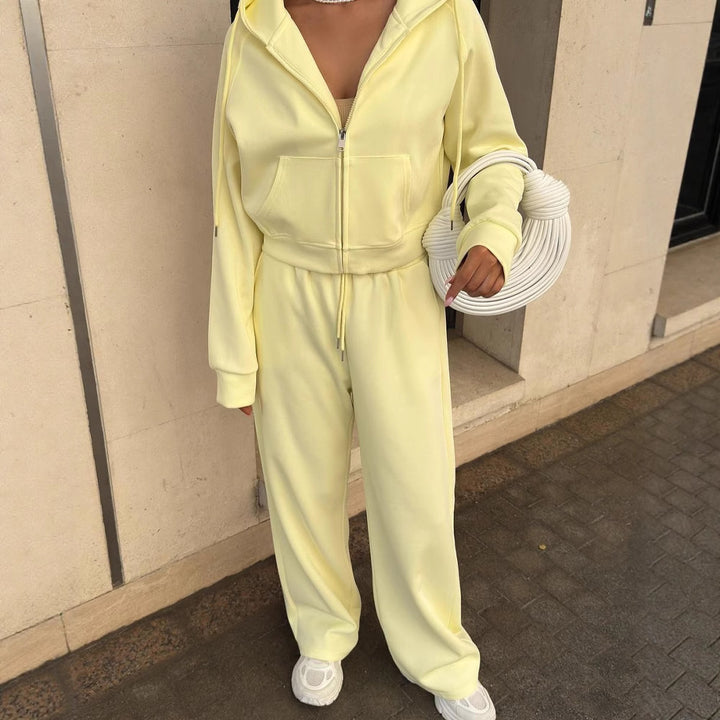 Kvinders sporty fritidssæt med cropped jakke og bred talje Skovae