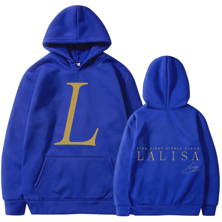 Kvindernes hoodie med stilfuldt initialer print og generøs kængurulomme Skovae