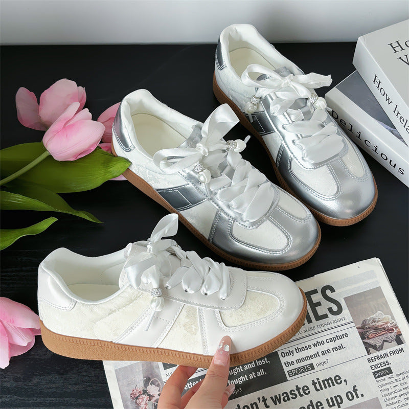 Dame sneakers med elegante satin snørebånd og moderne metallic overflade Stilla