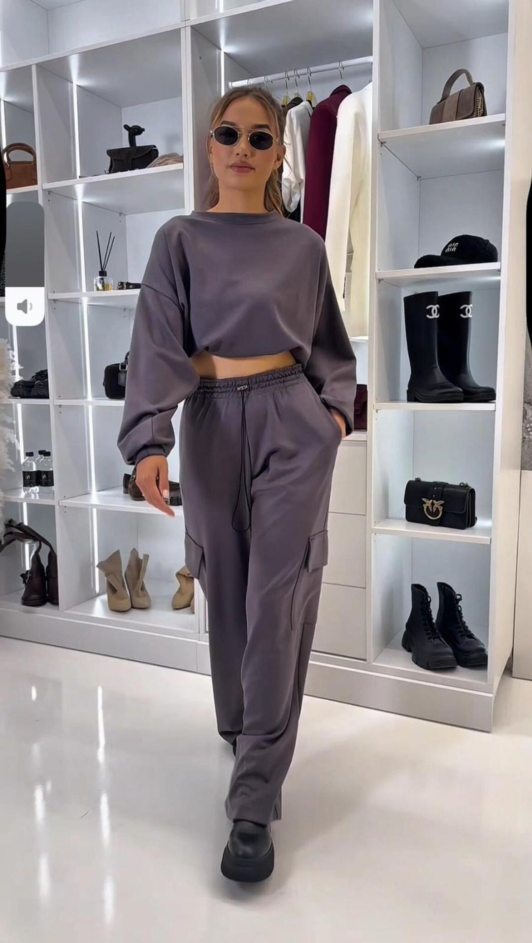Kvindernes afslappede cargo loungewear sæt med cropped top og brede bukser Skovae