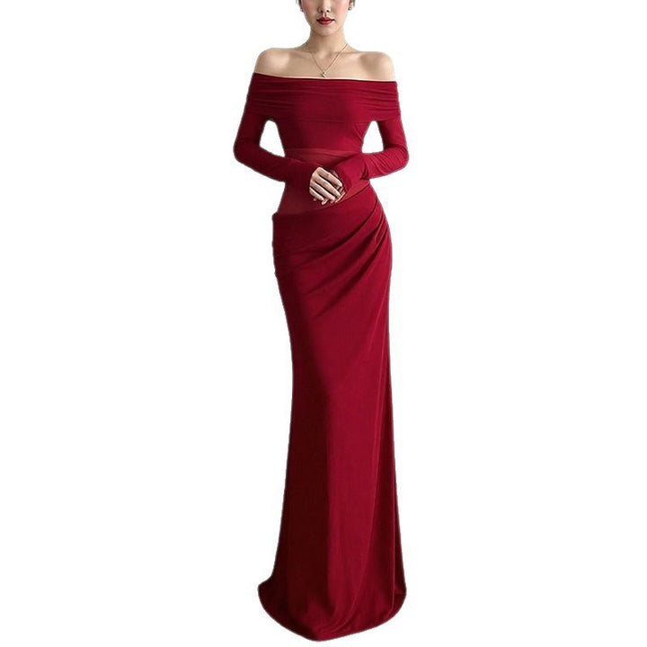 Kvindernes elegante off-shoulder maxikjole med flæsedetaljer og lange ærmer Stilla