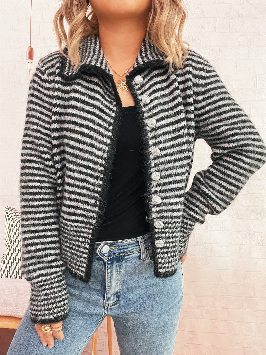Kvinders moderigtige strikkede cardigan med tekstureret stribet mønster og store knapper Stilla