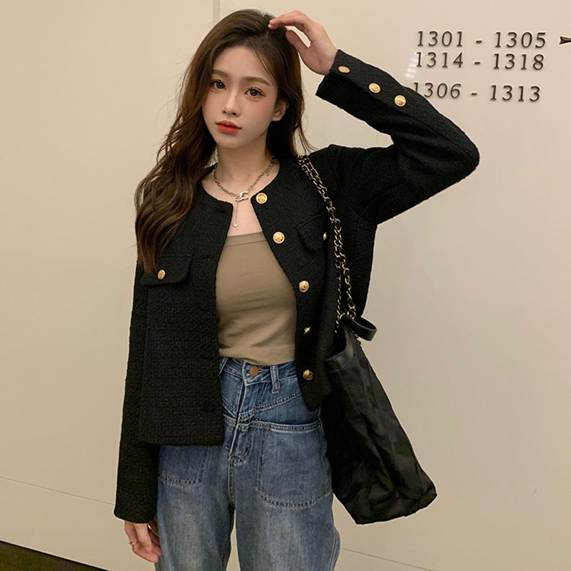 Kvinders kort blazer med elegante guldknapper og moderne snit