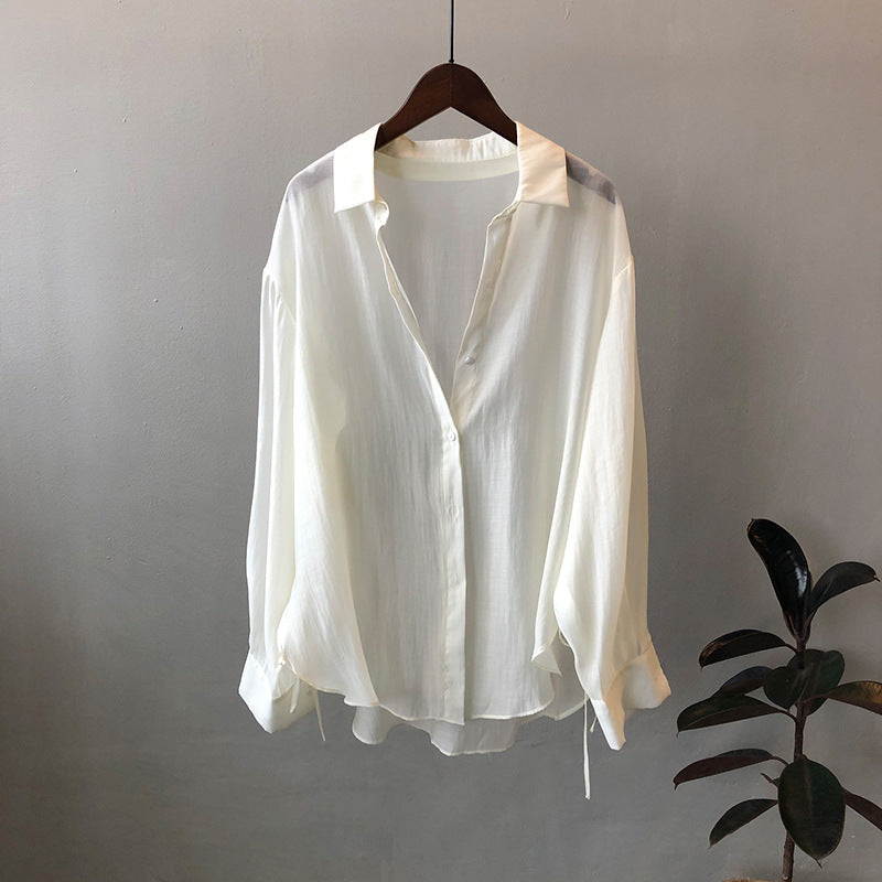 Dame løs bluse lavet af silkeblød materiale med elegante knapdetaljer og justerbare ærmer Stilla