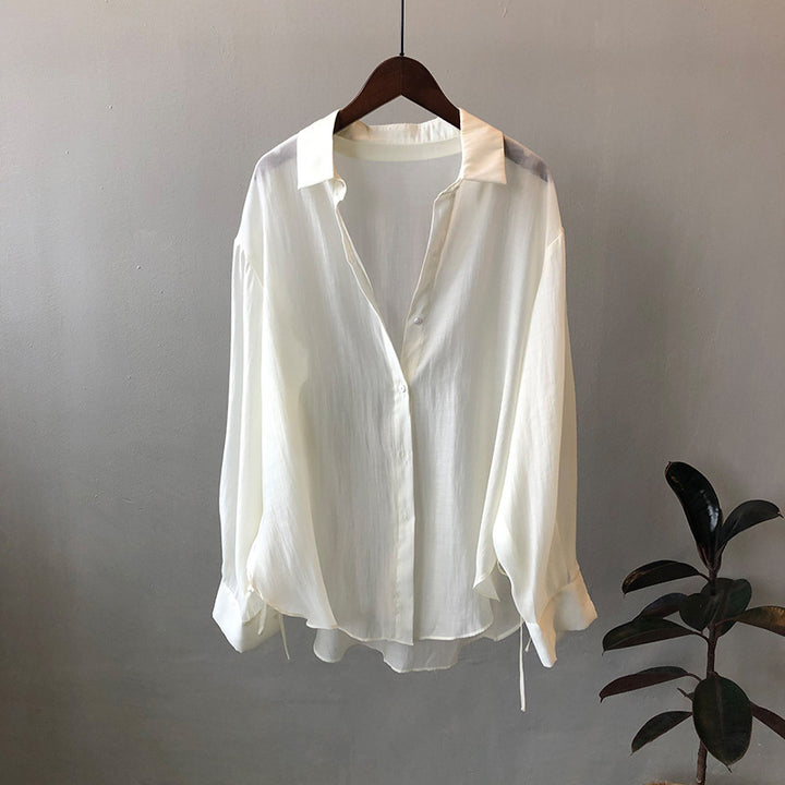 Dame løs bluse lavet af silkeblød materiale med elegante knapdetaljer og justerbare ærmer Stilla