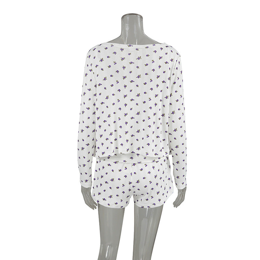 Dame fritids-pyjamasæt med blomsterprint og fine flæse detaljer Stilla