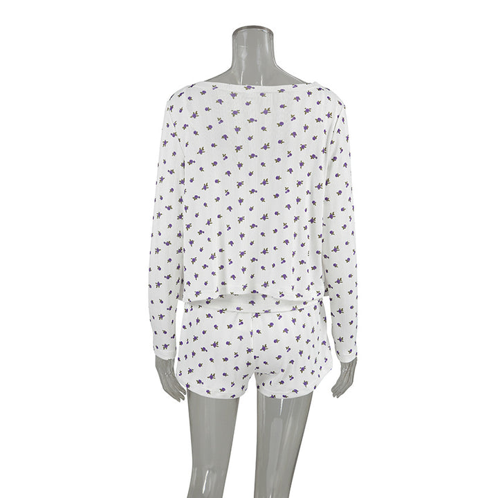 Dame fritids-pyjamasæt med blomsterprint og fine flæse detaljer Stilla