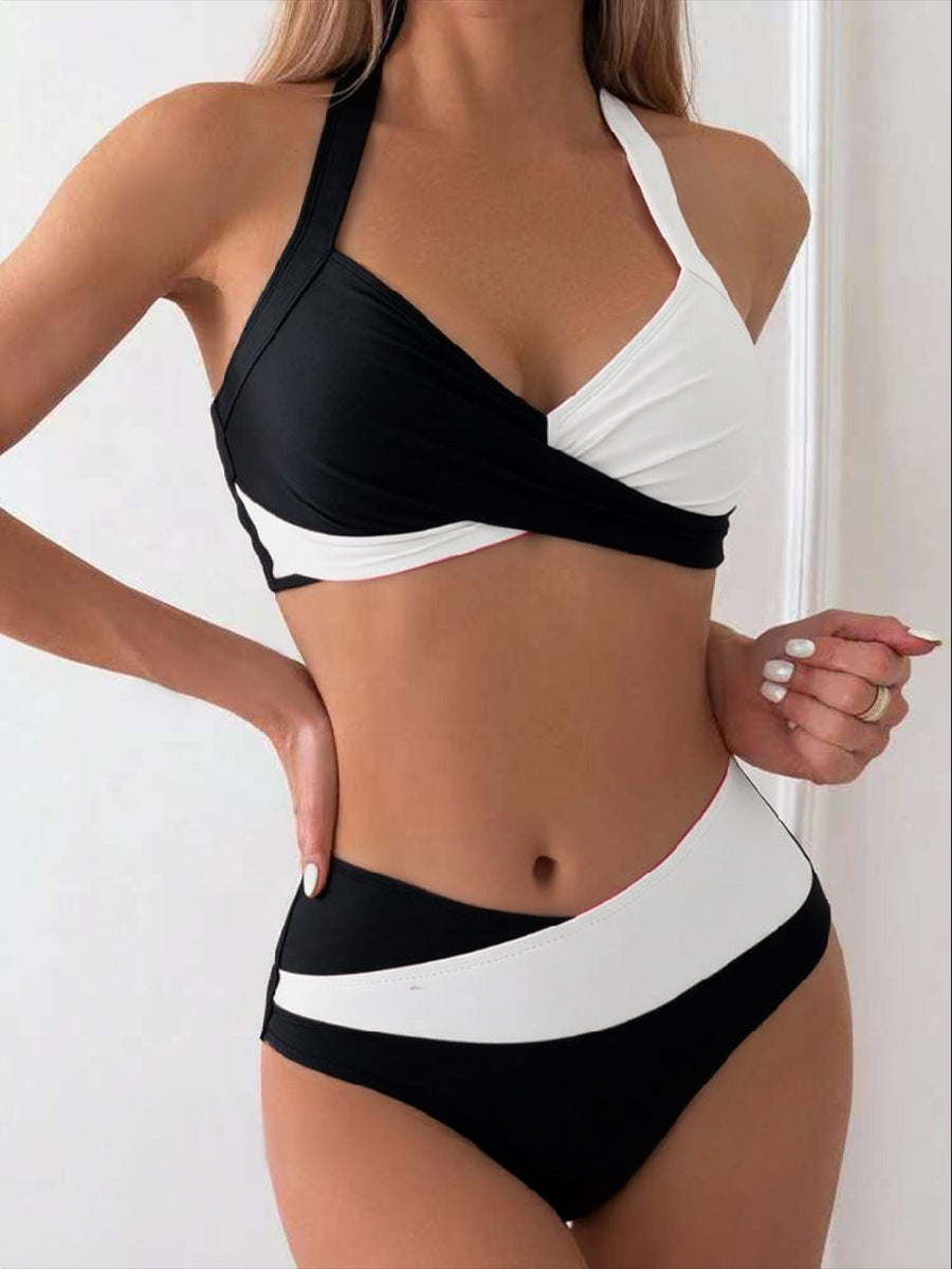 Dame moderne bikini med asymmetrisk snit og kontrastdetaljer Skovae