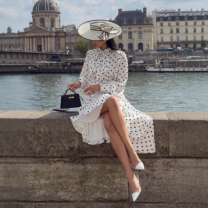Dame Midi-kjole med elegante puffærmer og kontrastierende prikkedesign Stilla