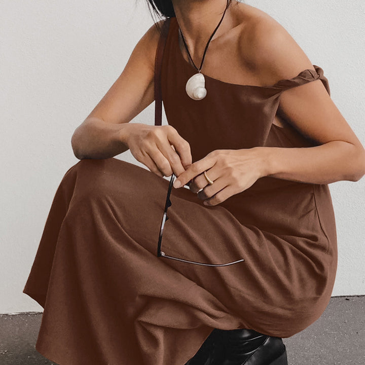 Dame maxikjole med asymmetrisk snit og elegant single-shoulder design Stilla