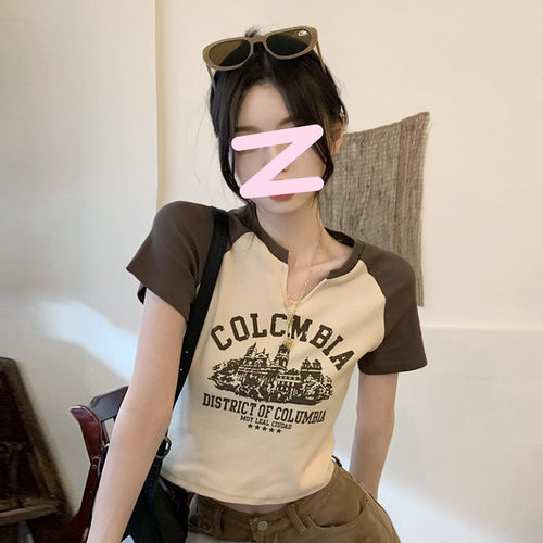 Kvindernes cropped t-shirt med iøjnefaldende retrotryk og behagelig pasform