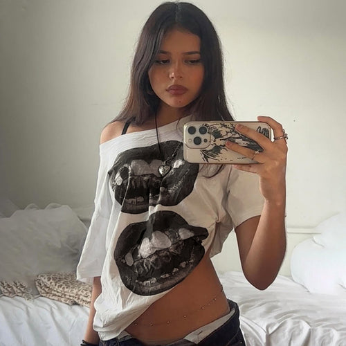 Dame afslappet T-shirt med glitrende korsdesign og generøs udskæring Skovae