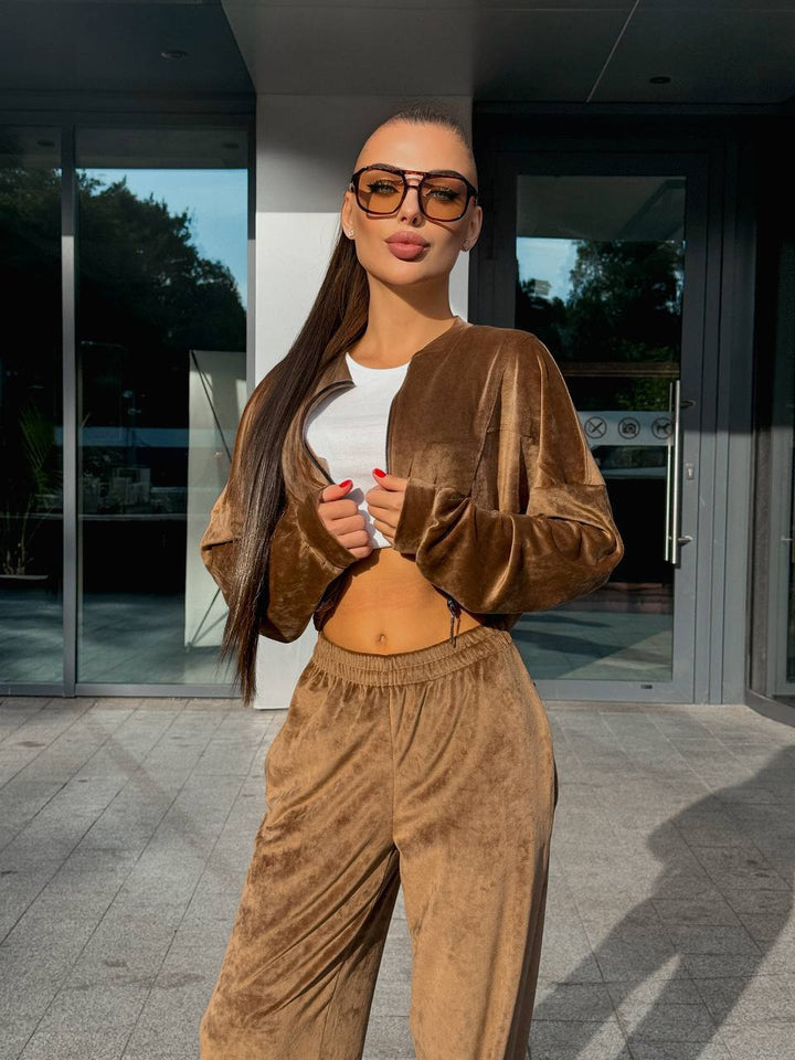 Kvindernes sporty loungewear jakke med lynlås og trendy bredskårne bukser Skovae