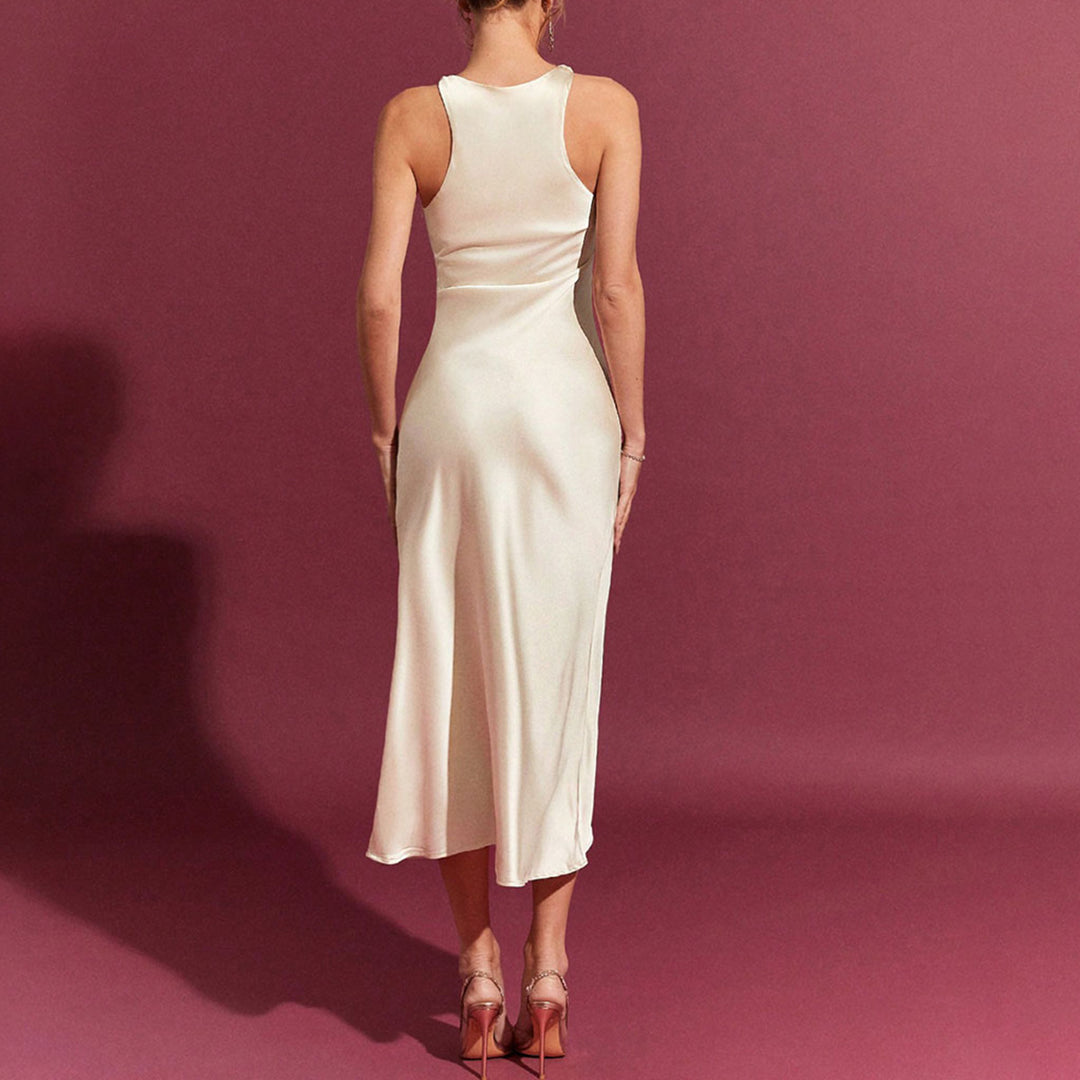 Dame elegant satin cocktailkjole med asymmetrisk snit og figurnært design Skovae
