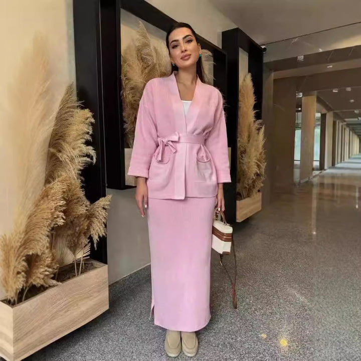 Kvinders elegante blyant kjole med stilfuld blazer jakke og praktiske lommer Stilla