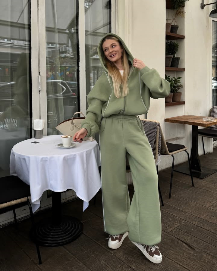Kvinders sporty fritidsoutfit med løs pasform og kontrastdetaljer Skovae