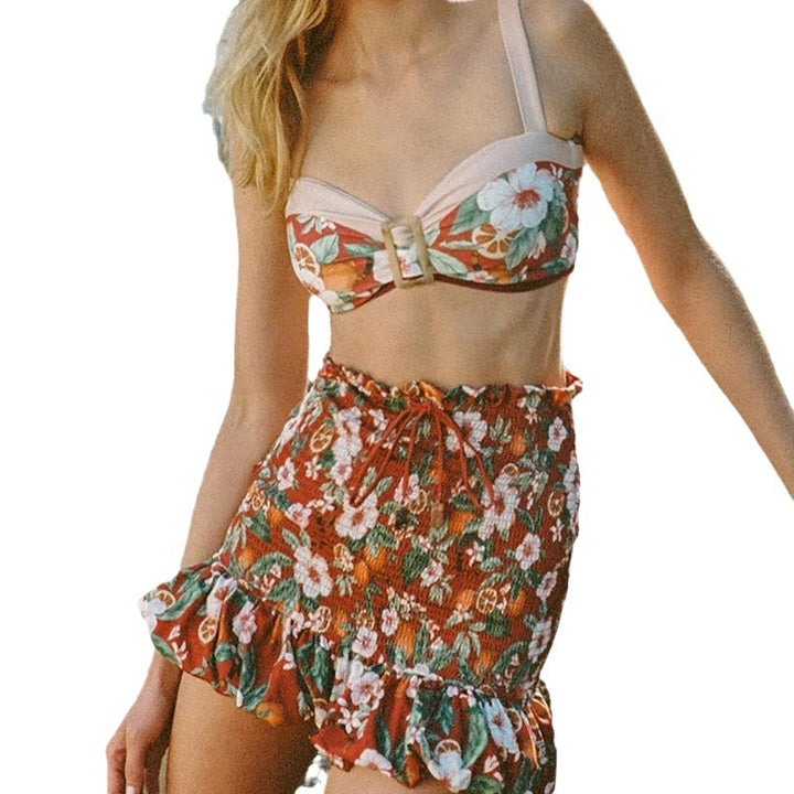Dame bikini-top med elegant bøjle og blomsterdesign samt matchende miniskørt Stilla