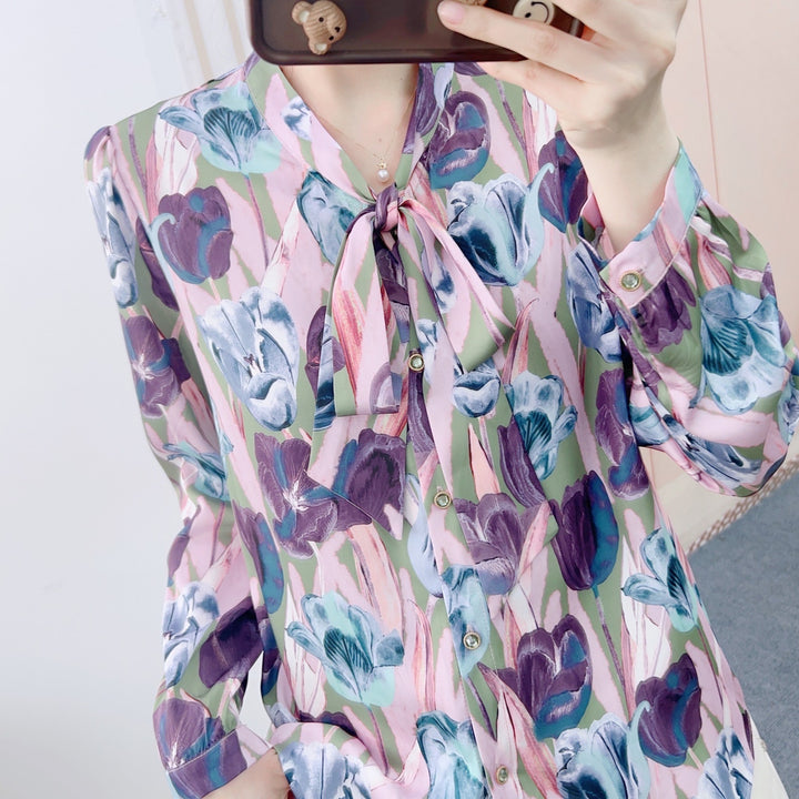 Damebluse med dekorativ slipskrave og blomsterdesign Stilla