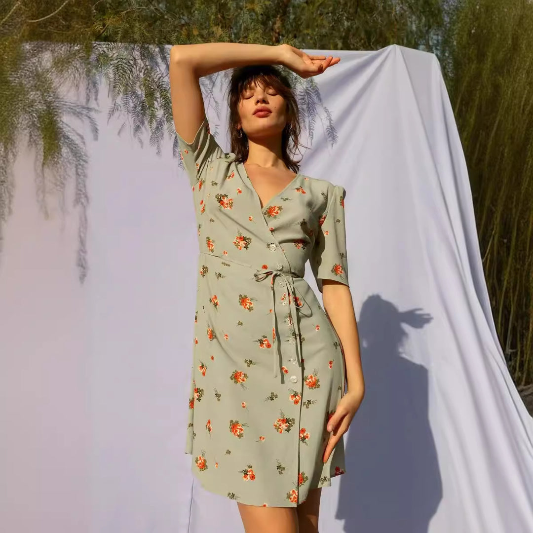 Damer sårkjole med floral mønster og elegant taljejustering Stilla