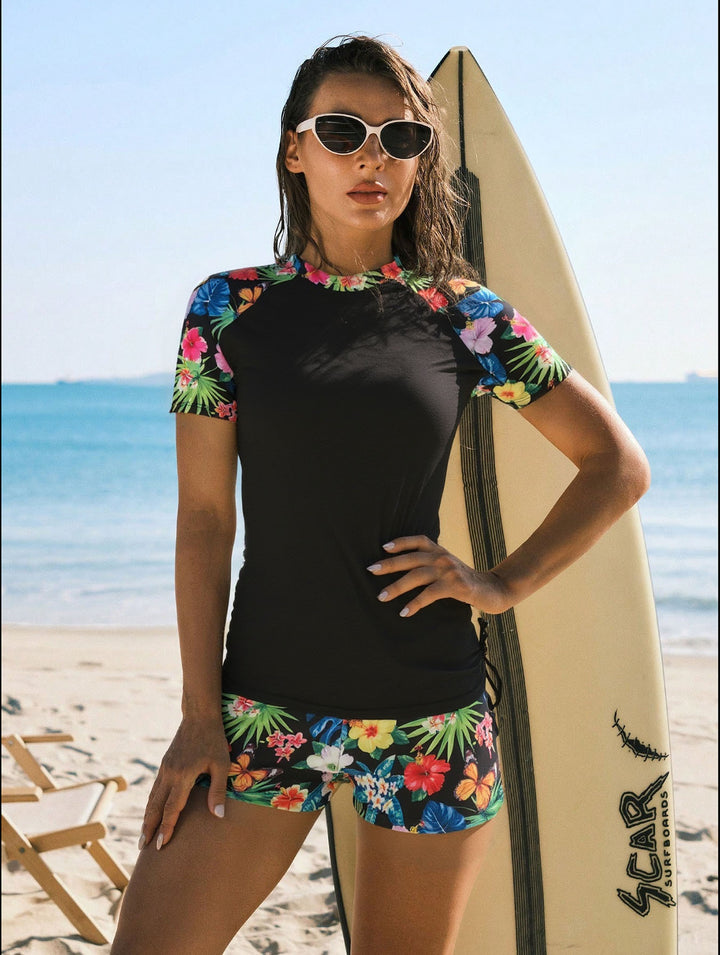 Dame surf- og sportsdragt med florale accenter Skovae