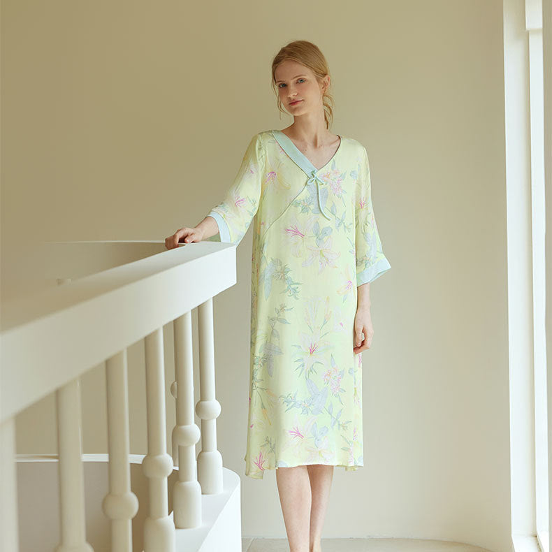 Dame natkjole med fine blomsterdesigns og elegant knapstkning Stilla