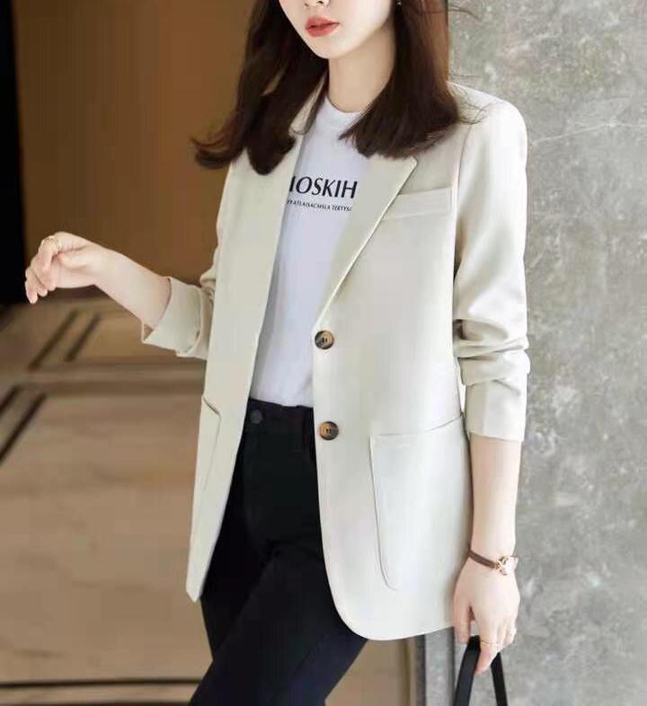 Kvindernes elegante og moderne blazer med klaplommer Stilla