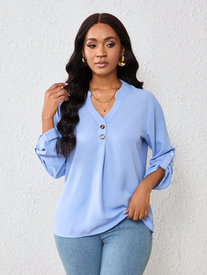 Damebluse med elegant V-udskæring og dekorative knapper Stilla