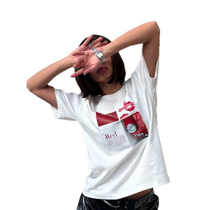 Dame T-shirt med kunstnerisk læbe motiv og nostalgisk bilbillede Stilla