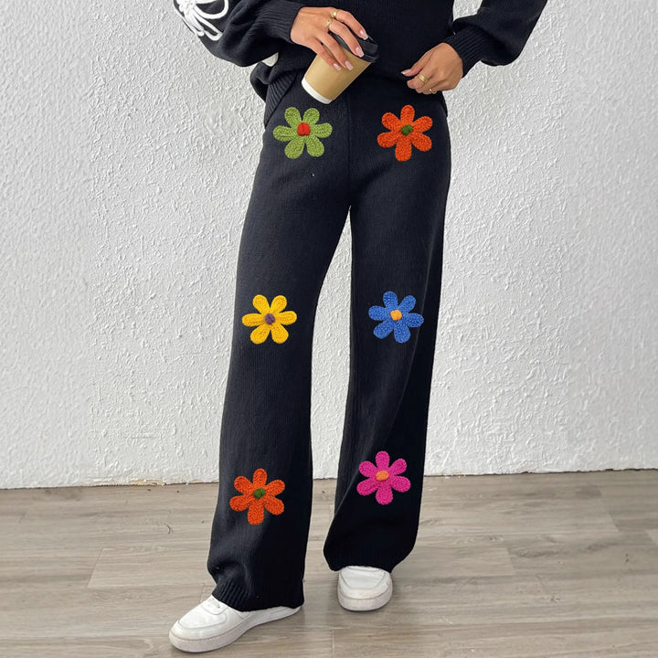 Dame afslappet strikbuks med farverige blomsterapplikationer Skovae