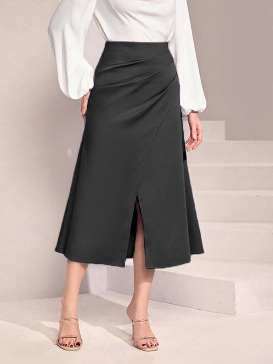 Dame midi nederdel med asymmetrisk snit og elegant slids Skovae