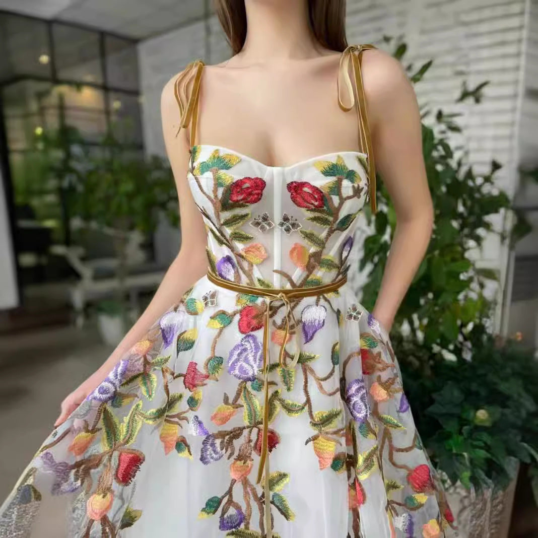 Dame elegant og detaljeret broderet aftenkjole Stilla