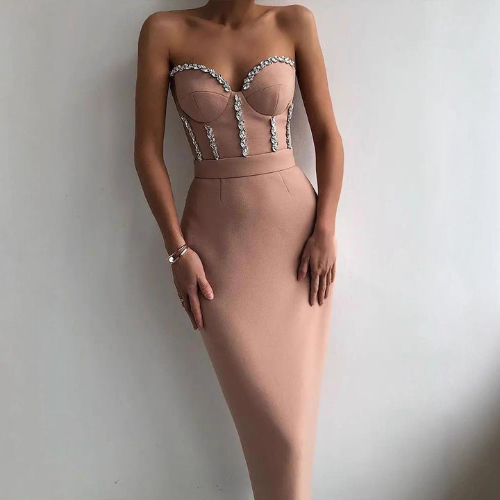Kvindernes figursyede aftenkjole med elegant bustier-look og skinnende applikationer