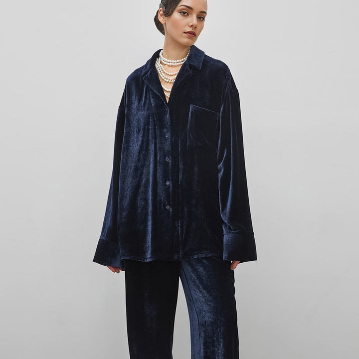 Dame elegant pyjamasæt lavet af luksuriøst fløjlstof med moderne knapdetaljer Stilla