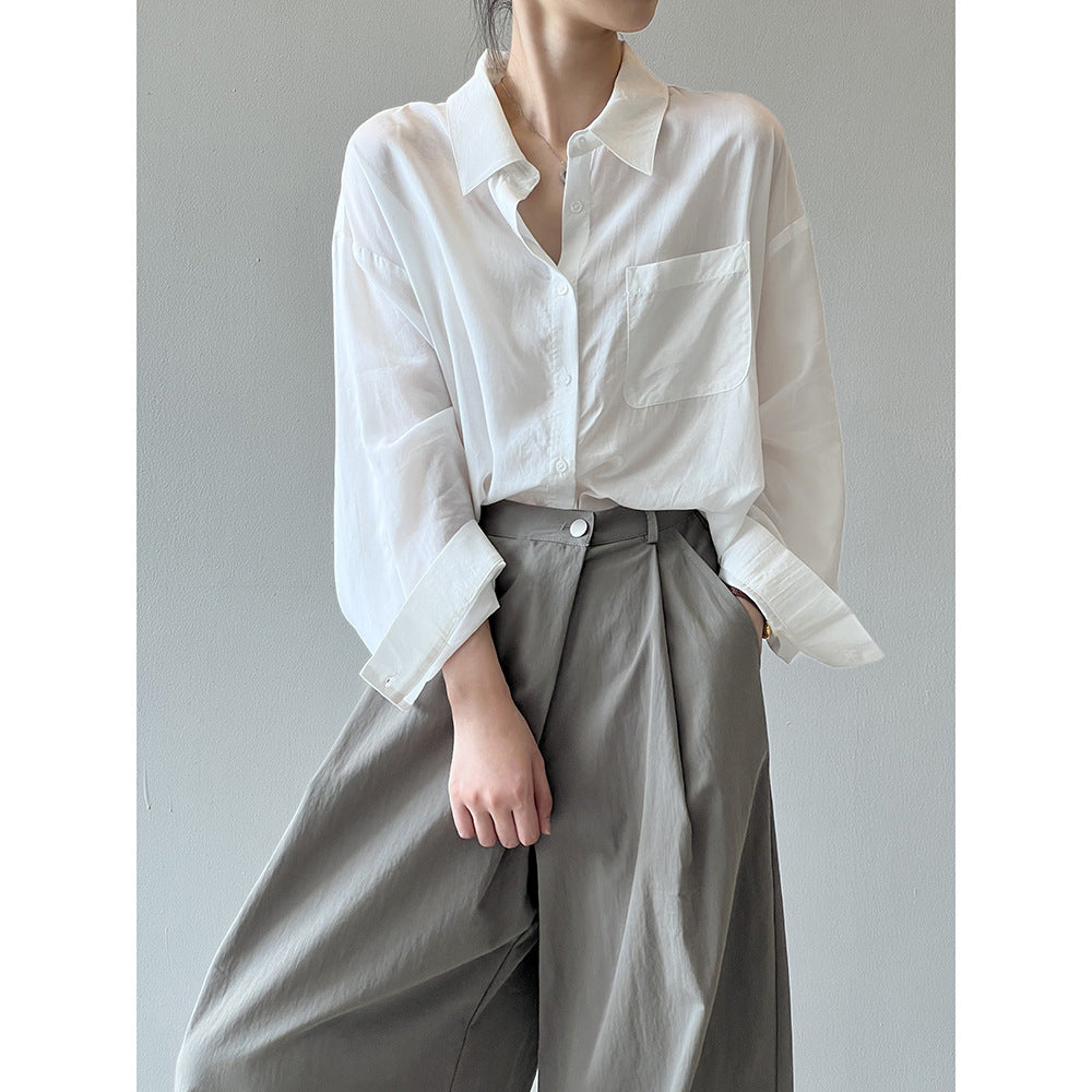 Dame elegant og luftig bluse med praktiske brystlommer og subtile ruffle detaljer Stilla