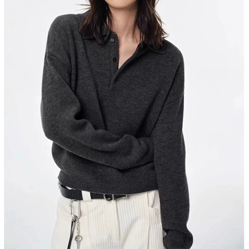 Dame elegant pullover med klassisk polo krave og fine knapdetaljer Stilla