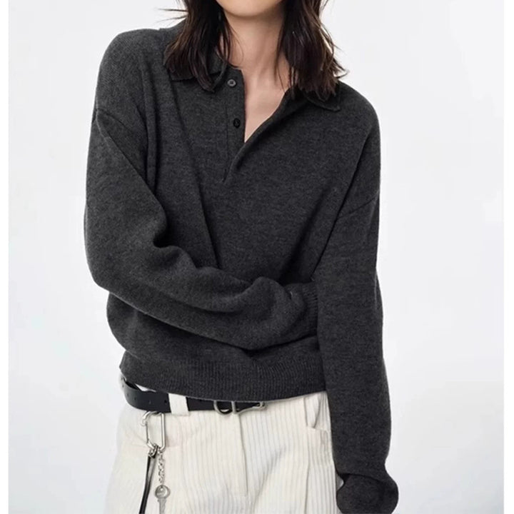 Dame elegant pullover med klassisk polo krave og fine knapdetaljer Stilla
