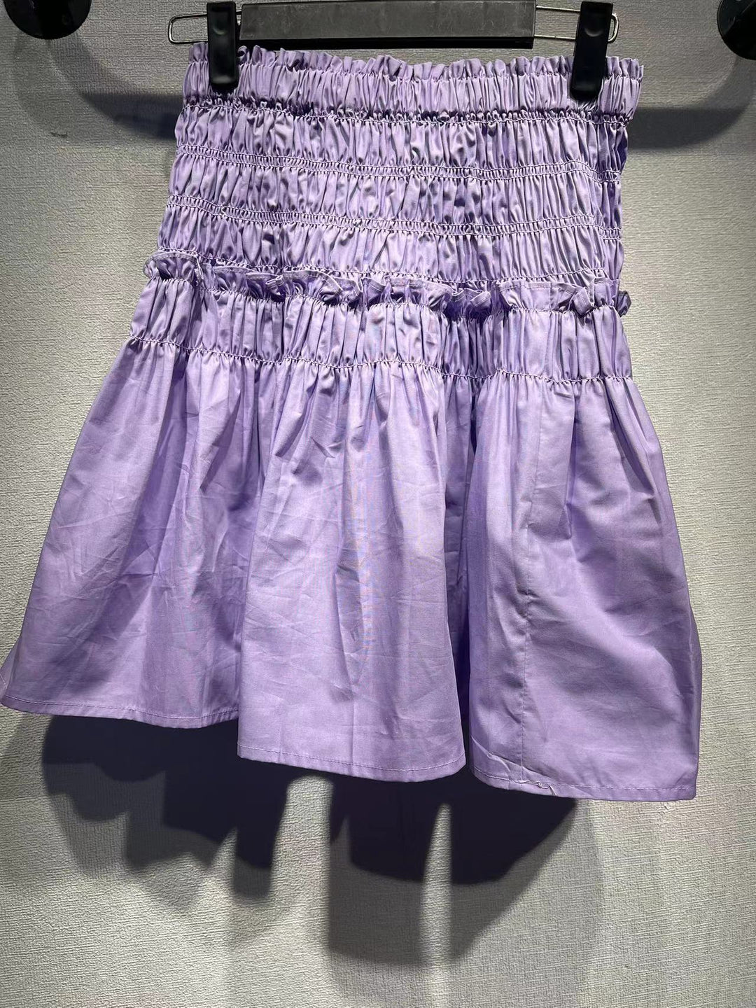 Damebluse med voluminøse flæsedetaljer og særpræget plisséfold Stilla