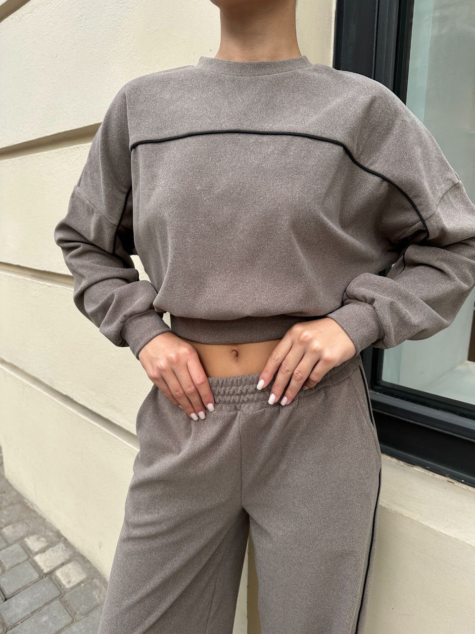 Kvindernes stilfulde sweatshirt og afslappede bukser Skovae