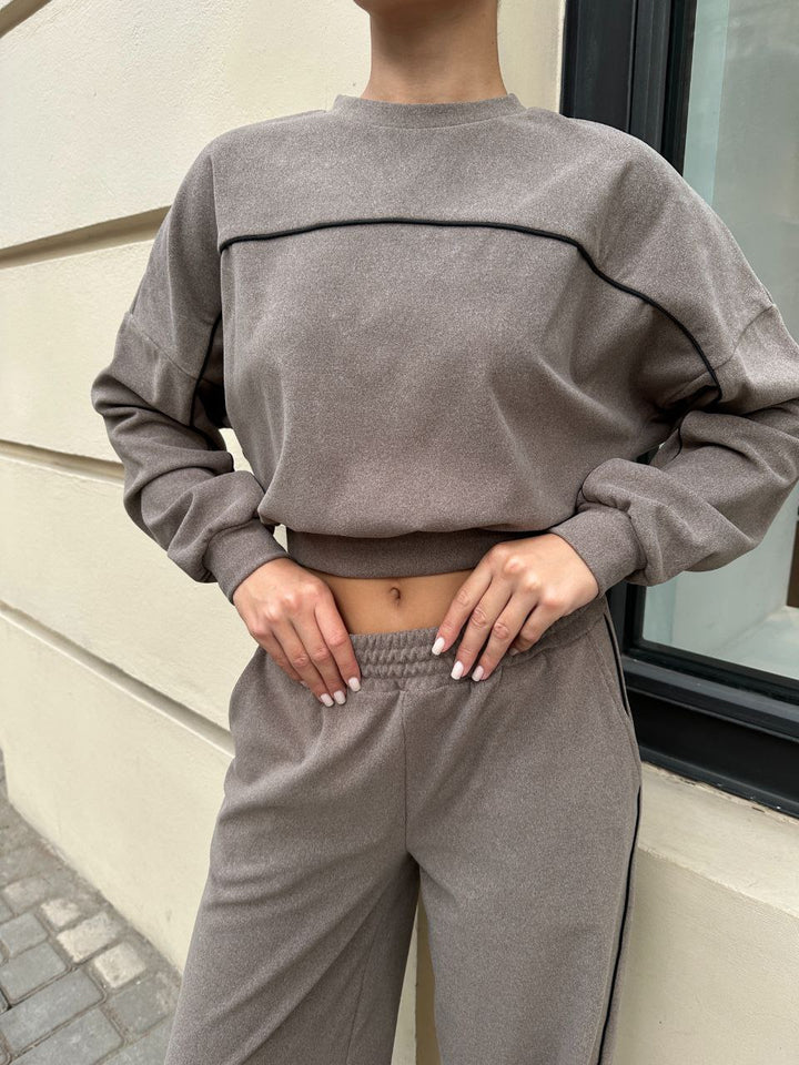 Kvindernes stilfulde sweatshirt og afslappede bukser Skovae